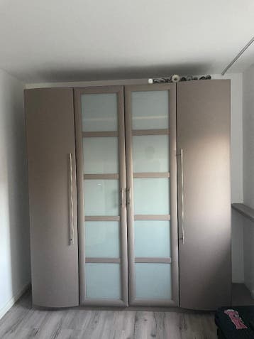 Gratis: Ruime kledingkast (4 deuren)