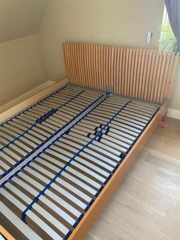 Houten tweepersoonsbed met lattenbodems