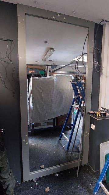 Grote spiegel gratis, zelf demonteren 113,5x245 cm