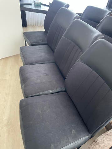 Zwarte stoelen met stoffen