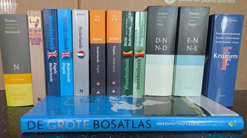 Diverse woordenboeken en De Grote Bosatlas