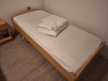 Eenpersoonsbed met nachtkastje incl. matras en dekbed