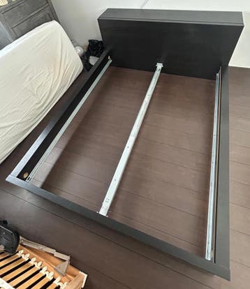 Zwart 2-persoonsbed IKEA Malm, met bijbehorende (nacht) kast