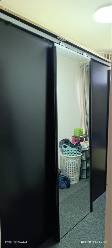 Kledingkast met schuifdeuren