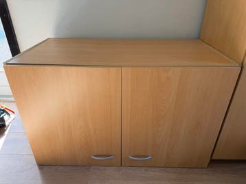 Bovenkastje met twee deuren (moet snel weg)