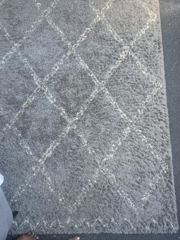 Mooi grijs kleed met patroon gratis op te halen