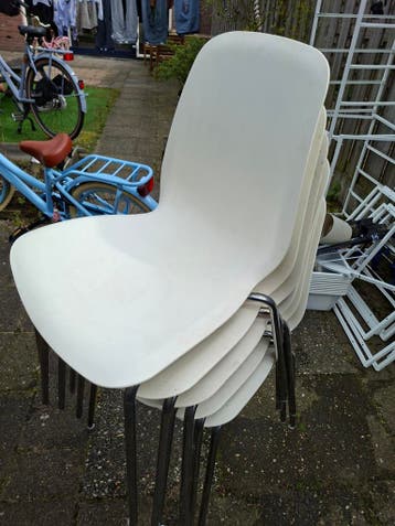 Witte stoelen met metalen onderstel