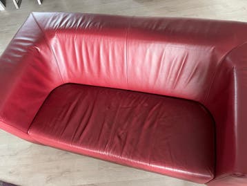 Twee rode leren banken - 2-zits en 3-zits