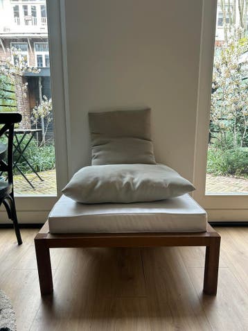 Buitenbankje met kussens