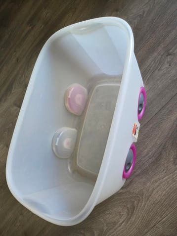 Witte opbergboxs met roze accenten