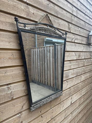 Decoratieve tuin spiegel met metalen en rotan frame