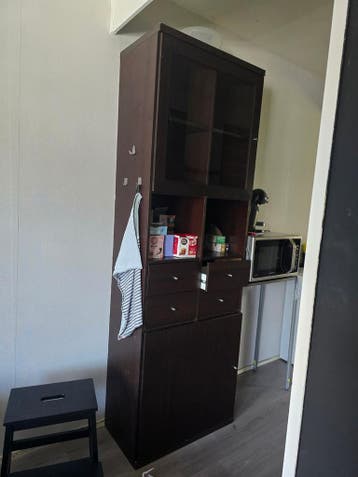 ‼️Gratis‼️SPOED‼️Donkerbruine kast met glazen deuren