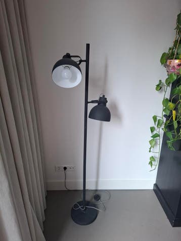 Gratis vloerlamp  - Zwart metaal