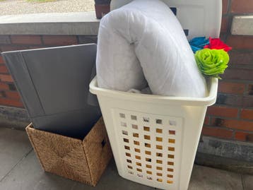 Witte wasmand met deksel en rieten opbergmand gratis