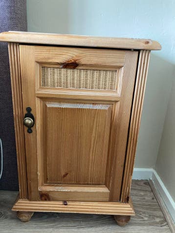 2 grenen nachtkastjes