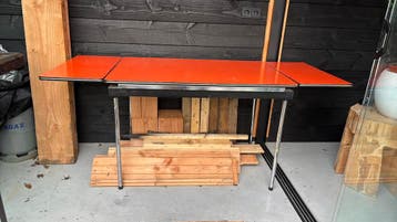 Uitschuifbare stevige tafel met afbeembare poten