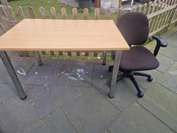 Gratis af te halen bureau en bureaustoel