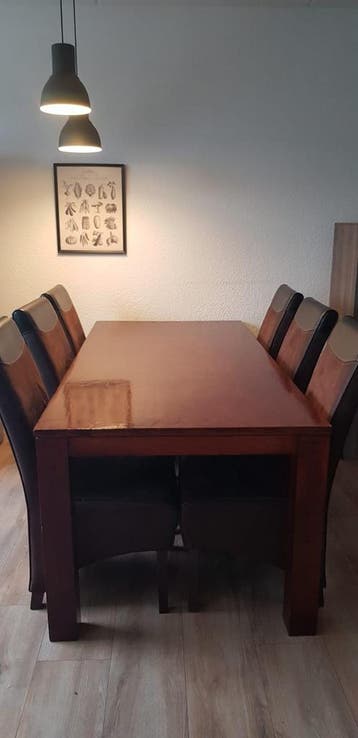Eettafel met zes stoelen