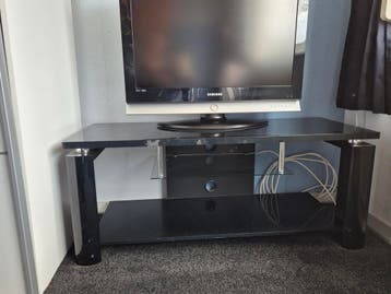 Zwart TV meubel met glazen planken