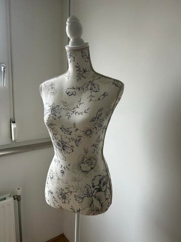 Vrouwelijke etalagepop / paspop met bloemenprint