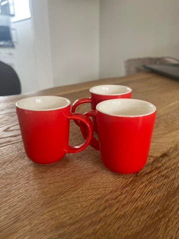 Drie rode espresso kopjes