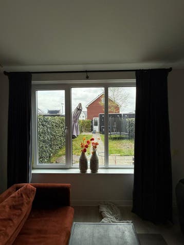 GRATIS! Gordijnroede met grijze verduisterende gordijnen