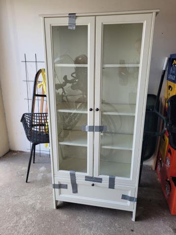 Gratis af te halen: IKEA kast met glazen deuren en lade