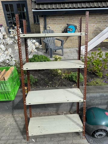 Metalen stellingkast met vier planken