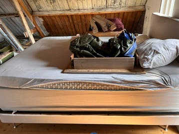 GRATIS: Tweepersoonsbed 200x160x110 cm (hoofdbord hoogte)