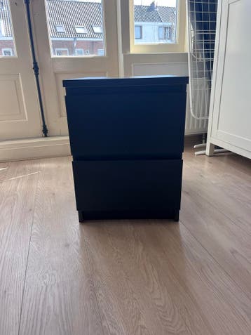 Zwart nachtkastje met twee lades