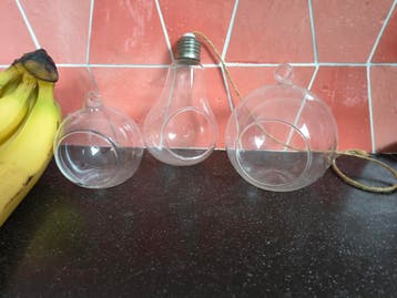 Glazen, ophangbare bakjes voor luchtplanten