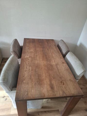 Gratis eettafel met stoelen.