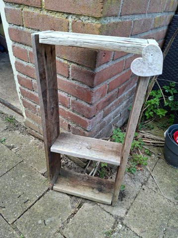 Houten wandplank met hartjes voor buiten.
