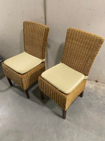 Rieten stoelen (twee)