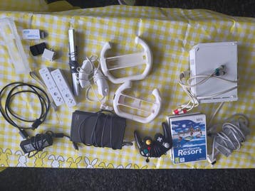 Wii set ruilen met n64 met kabels,mario 64 en 3 controllers