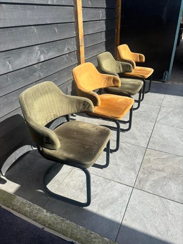 Gratis.   op te halen 4 eetkamer stoelen