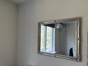 Twee spiegels met zilverkleurige lijst 67x57 gratis