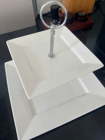 Wit etagere met twee vierkante schalen