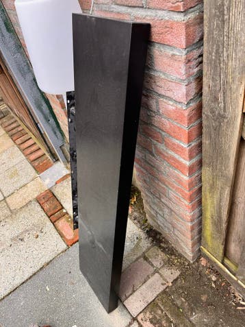 Zwarte plank met montage beugel