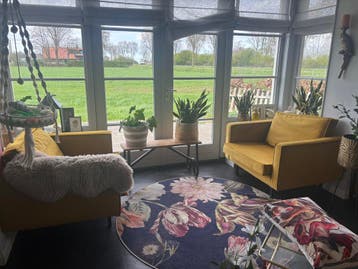 Gratis! 2 gele stoelen met afneembare hoezen.