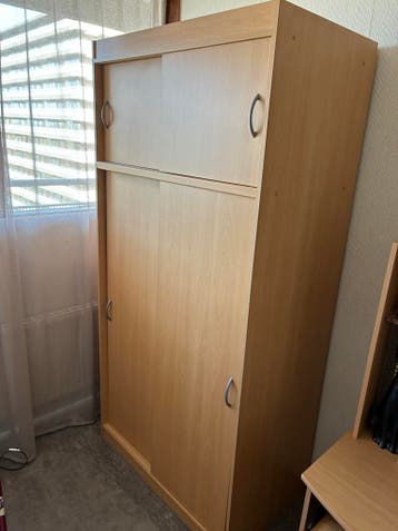 Houten kledingkast met schuifdeuren
