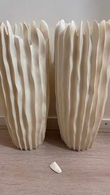 2 witte (geelish) potten/vazen GRATIS