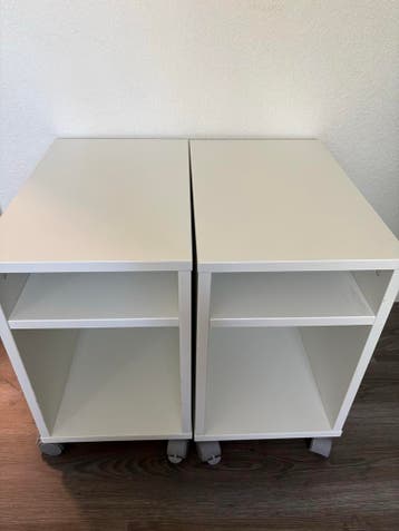 Twee witte IKEA nachtkastjes op wieltjes gratis