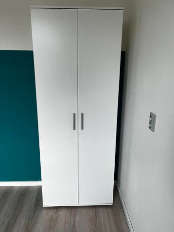Witte kledingkasten, 2 beschikbaar
