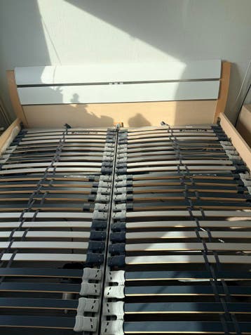 Tweepersoonsbed met lattenbodems