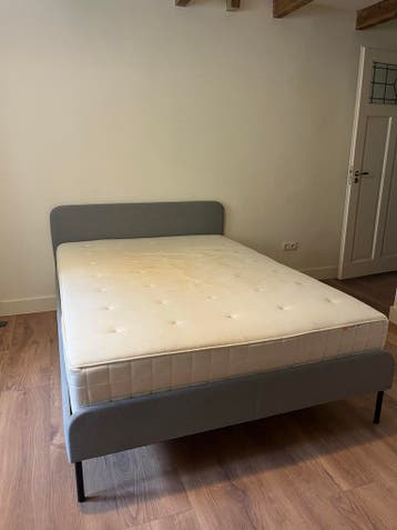 Tweepersoonsbed met matras - Grijs stoffen frame