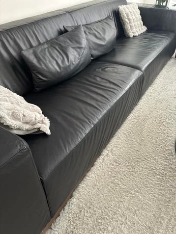 Gratis zwarte leren bank.