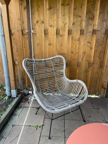Rotan stoel met metalen onderstel!
