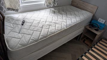 Gratis: Twee eenpersoonsbedden