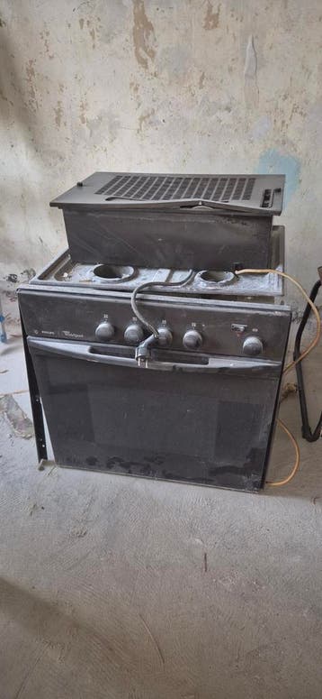 Oud ijzer. Oven, kookplaat en afzuiger